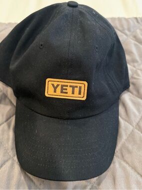 YETI LEATHER LOGO BADGE HAT BLACK